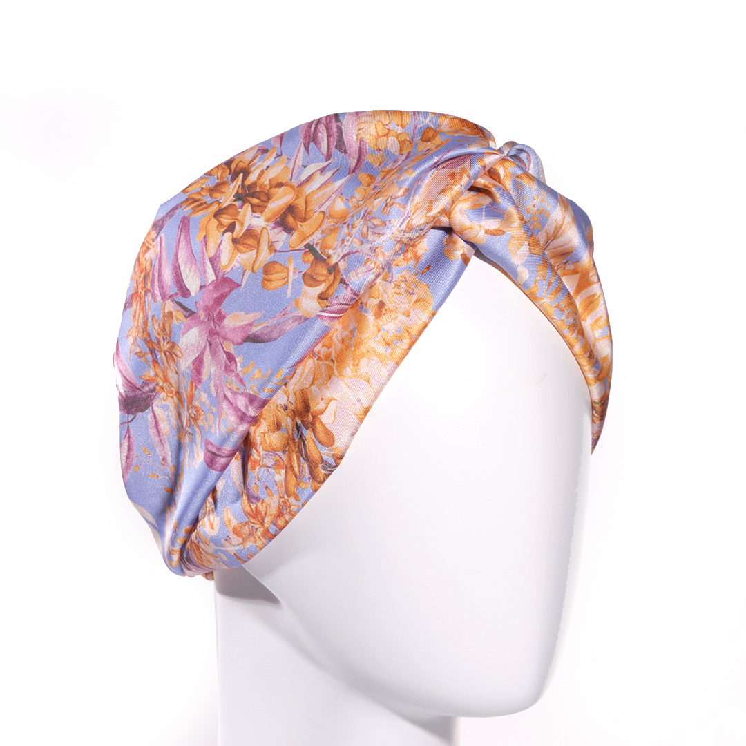 Σατέν bandana κορδέλα μαλλιών LILIAN με spring floral pattern σε lila και yellow αποχρώσεις. Ανάλαφρο καλοκαιρινό αξεσουάρ μαλλιών με ρομαντική λουλουδάτη αισθητική.