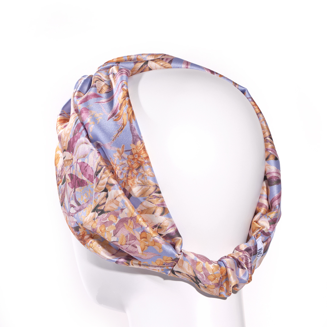 Σατέν bandana κορδέλα μαλλιών LILIAN με spring floral pattern σε lila και yellow αποχρώσεις. Ανάλαφρο καλοκαιρινό αξεσουάρ μαλλιών με ρομαντική λουλουδάτη αισθητική.