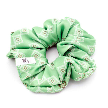 HERMINE PALE GREEN εμπριμέ σατέν scrunchie (λαστιχάκι μαλλιών) με arabesque pattern σε pale green απόχρωση. Κομψό και minimal αξεσουάρ μαλλιών με απαλή υφή και σταθερό κράτημα.