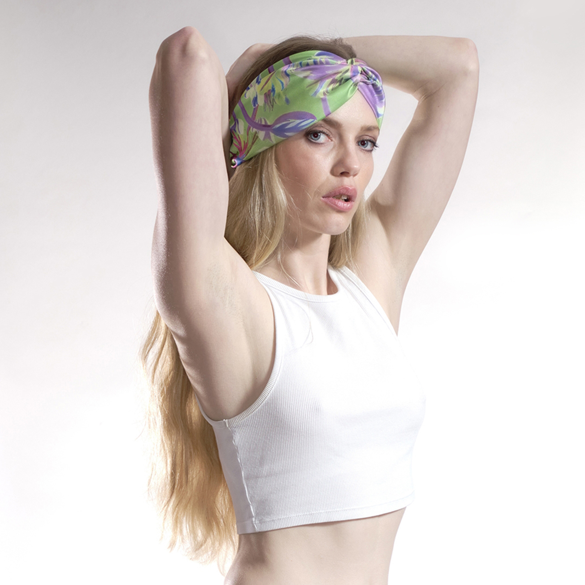 Σατέν bandana κορδέλα μαλλιών BERENICE KIWI σε green και purple αποχρώσεις. Ανάλαφρο καλοκαιρινό αξεσουάρ μαλλιών με ζωντανή και μοντέρνα αισθητική.