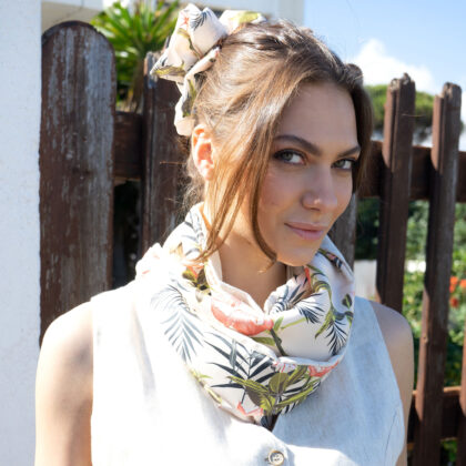 Η μια πλευρά με Japanese botanical pattern, σε ivory and aqua αποχρώσεις και η δεύτερη πλευρά από βισκόζ λινό sand.