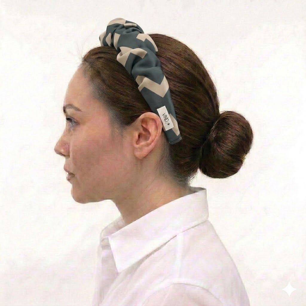 LIVIA GREY LATTE satin headband με geometric lines pattern σε grey και latte αποχρώσεις. Χειροποίητη minimal στέκα μαλλιών.