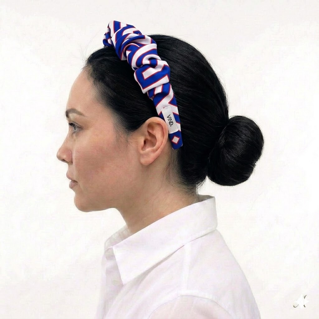 CORA_COBALT satin headband με maze pattern σε white και royal blue αποχρώσεις. Χειροποίητη γεωμετρική στέκα μαλλιών με μεσογειακή αισθητική.