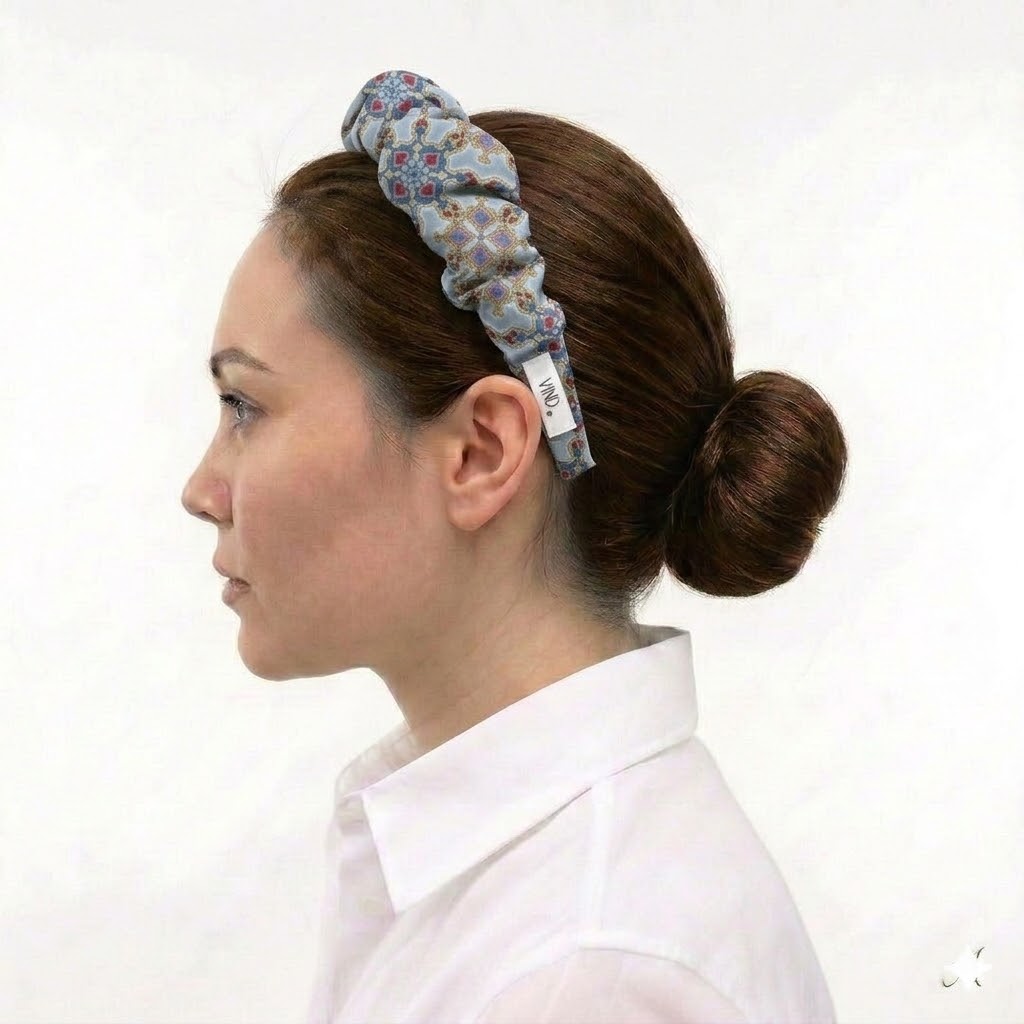 GILBERTE satin headband με Moroccan pattern print σε ciel αποχρώσεις. Χειροποίητη γεωμετρική στέκα μαλλιών με μεσογειακή αισθητική.