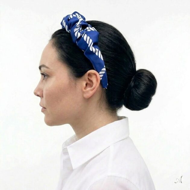 AEGEAN satin headband με rope pattern σε λευκές και μπλε αποχρώσεις. Χειροποίητη εμπριμέ στέκα μαλλιών με μεσογειακή αισθητική.