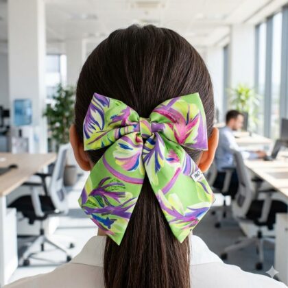 BERENICE_KIWI εμπριμέ φιόγκος μαλλιών από σατέν με impression flowers pattern σε kiwi green και purple αποχρώσεις. Διαθέτει μπαρέτα για εύκολη εφαρμογή και σταθερό κράτημα. Φρέσκο floral καλοκαιρινό αξεσουάρ μαλλιών.
