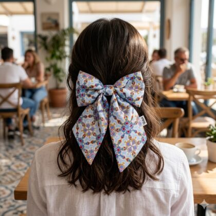 GILBERTE εμπριμέ φιόγκος μαλλιών από σατέν με Moroccan pattern print σε ciel αποχρώσεις. Διαθέτει μπαρέτα για εύκολη εφαρμογή και σταθερό κράτημα. Κομψό ethnic αξεσουάρ μαλλιών για καλοκαιρινά looks.