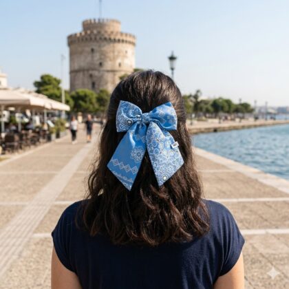 HERMINE SKY BLUE εμπριμέ φιόγκος μαλλιών από σατέν με arabesque lines pattern σε sky blue απόχρωση. Διαθέτει μπαρέτα για εύκολη εφαρμογή και σταθερό κράτημα. Κομψό καλοκαιρινό αξεσουάρ μαλλιών με minimal αισθητική.