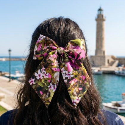 INGRID εμπριμέ φιόγκος μαλλιών από σατέν με tropical leaves print σε magenta, olive και cacao αποχρώσεις. Διαθέτει μπαρέτα για εύκολη εφαρμογή και σταθερό κράτημα. Κομψό τροπικό αξεσουάρ μαλλιών για καλοκαιρινά looks.