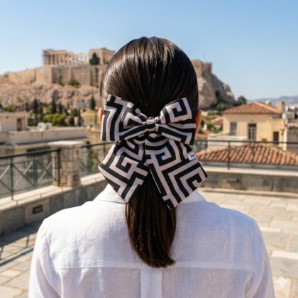 SAFFRON_BEIGE εμπριμέ φιόγκος μαλλιών από σατέν με Greek key pattern σε μαύρο και μπεζ αποχρώσεις. Διαθέτει μπαρέτα για εύκολη εφαρμογή και σταθερό κράτημα. Κομψό και διαχρονικό αξεσουάρ μαλλιών εμπνευσμένο από την ελληνική γεωμετρία.