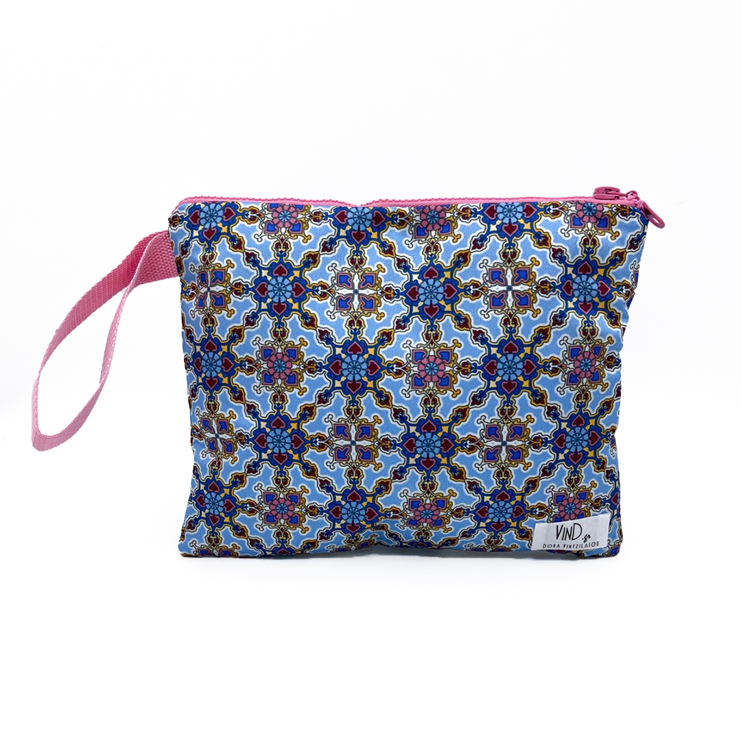 GILBERTE χειροποίητο σατέν νεσεσέρ με Moroccan pattern print σε ciel αποχρώσεις. Κομψό pouch για καλλυντικά και μικρά αντικείμενα.