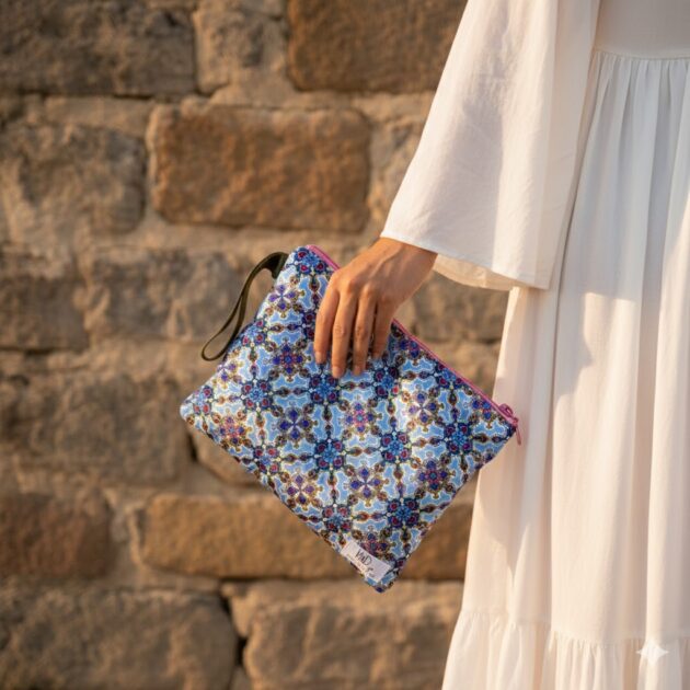 GILBERTE χειροποίητο σατέν νεσεσέρ με Moroccan pattern print σε ciel αποχρώσεις. Κομψό pouch για καλλυντικά και μικρά αντικείμενα.