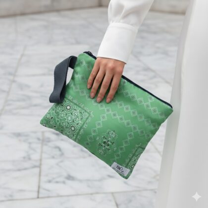 HERMINE PALE GREEN χειροποίητο σατέν νεσεσέρ με arabesque lines pattern σε pale green αποχρώσεις. Κομψό pouch για καλλυντικά και μικρά αντικείμενα.