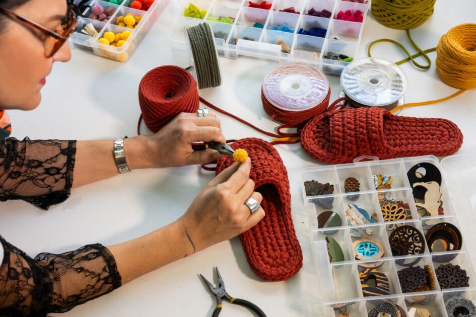 Χονδρική VinD.gr - Dora Vintzilaiou - Πλεκτά σανδάλια, Πλεκτά κολιέ, Λινά Resort Ρούχα, Resort Αξεσουάρ, Τσάντες, Αξεσουάρ Μαλλιών