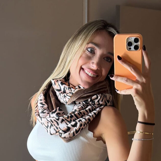 Η Δώρα Κατσικογιάννη φοράει τα αξεσουάρ VinD.gr