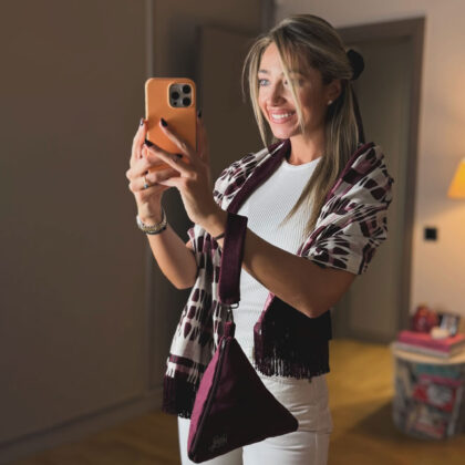 Η Δώρα Κατσικογιάννη φοράει τα αξεσουάρ VinD.gr