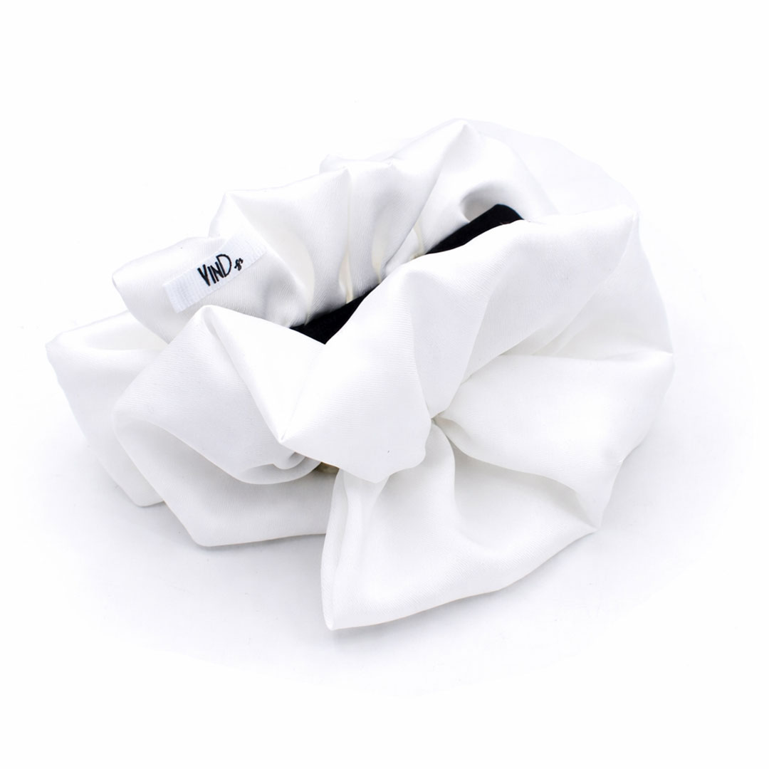 WHITE: Klammer, με μονόχρωμο σατεν ύφασμα