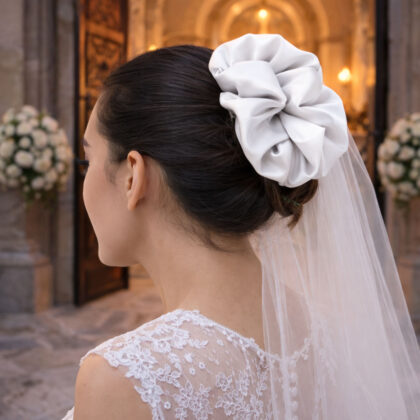 WHITE: Klammer, με μονόχρωμο σατεν ύφασμα