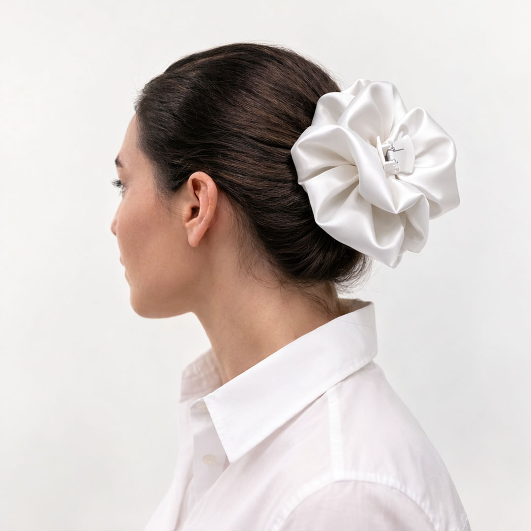 Satin hair klammer WHITE με μονόχρωμο σατέν ύφασμα. Χειροποίητο διαχρονικό λευκό αξεσουάρ μαλλιών.