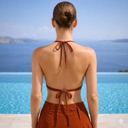 Χειροποίητο Terracotta Back Halter Top από βισκόζ με ντραπέ λαιμόκοψη και ανοιχτή πλάτη. Τοπ με δέσιμο στον αυχένα και στην πλάτη για κομψή, θηλυκή σιλουέτα και minimal καλοκαιρινό στυλ.