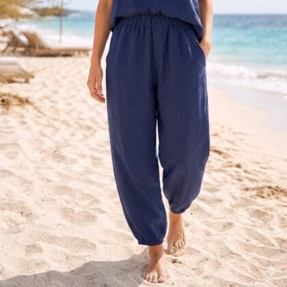 Χειροποίητη Navy Blue Barrel Pants από premium modal βισκόζ με ελαστική μέση και σύγχρονη barrel σιλουέτα. Κομψή μπλε παντελόνα με χαλαρό όγκο για άνεση και minimal καλοκαιρινό στυλ.