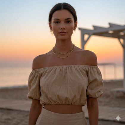 Χειροποίητο Desert Sand Crop Top off-shoulder από βισκόζ με puff μανίκια και ελαστική λαιμόκοψη. Αέρινο cropped τοπ σε φυσική μπεζ απόχρωση με minimal resort αισθητική για κομψά καλοκαιρινά looks.