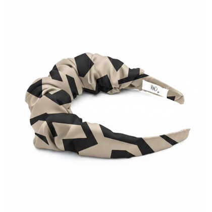 LIVIA BLACK-SAND satin headband με geometric lines pattern σε μαύρο και μπεζ της άμμου. Χειροποίητη minimal στέκα μαλλιών.