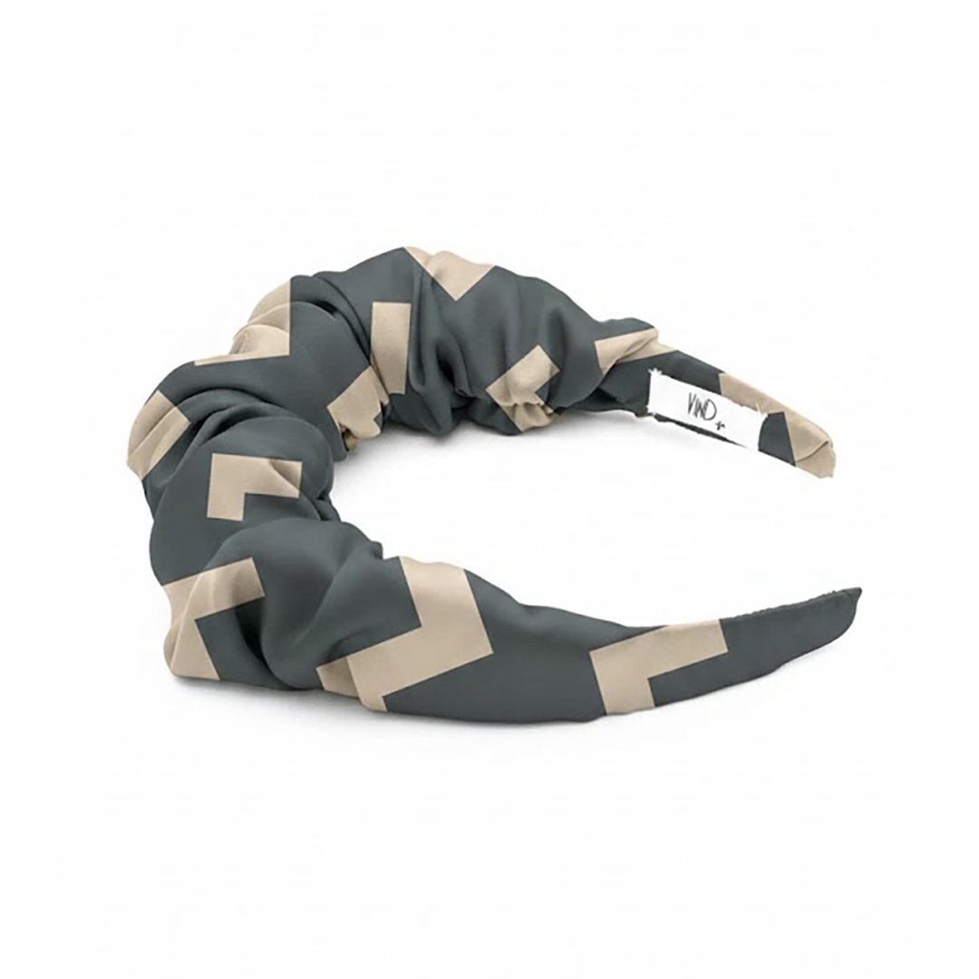 LIVIA GREY LATTE satin headband με geometric lines pattern σε grey και latte αποχρώσεις. Χειροποίητη minimal στέκα μαλλιών.