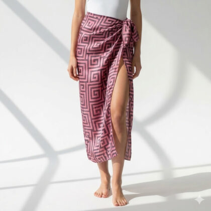 SAFFRON ROSE παρεό 100×150 εκ. από τεχνητό μετάξι με Greek key pattern σε ροζ αποχρώσεις. Ελαφρύ εμπριμέ μαντήλι παρεό για καλοκαιρινά looks.