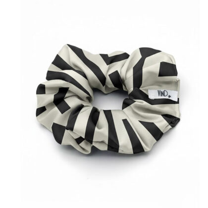 LIVIA BLACK-SAND εμπριμέ σατέν scrunchie (λαστιχάκι μαλλιών) με geometric lines pattern σε μαύρο και μπεζ της άμμου. Minimal και κομψό αξεσουάρ μαλλιών με απαλή υφή και σταθερό κράτημα.