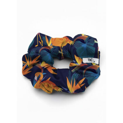 MALAGA εμπριμέ σατέν scrunchie (λαστιχάκι μαλλιών) με tropical pattern φύλλα και φλαμίνγκο σε πορτοκαλί και μελιτζάνι αποχρώσεις. Εντυπωσιακό καλοκαιρινό αξεσουάρ μαλλιών με απαλή υφή και σταθερό κράτημα.