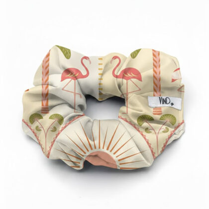 MARBELA εμπριμέ σατέν scrunchie (λαστιχάκι μαλλιών) με tropical pattern φοίνικες και φλαμίνγκο σε σομόν και πράσινες αποχρώσεις. Κομψό καλοκαιρινό αξεσουάρ μαλλιών με απαλή υφή και σταθερό κράτημα.