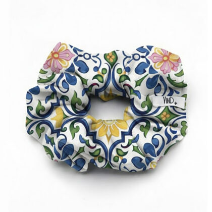 SORENTO εμπριμέ σατέν scrunchie (λαστιχάκι μαλλιών) με vintage μεσογειακό pattern σε royal blue και κίτρινες αποχρώσεις. Κομψό καλοκαιρινό αξεσουάρ μαλλιών με απαλή υφή και σταθερό κράτημα.