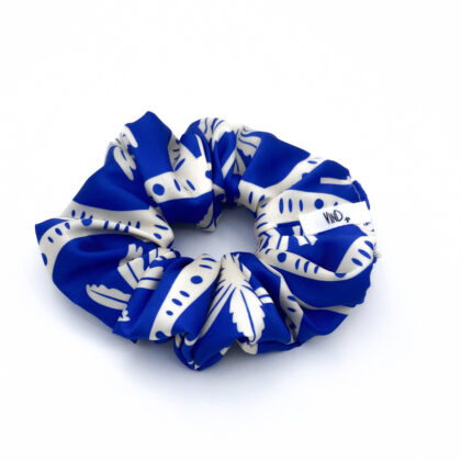 TARIFA εμπριμέ σατέν scrunchie (λαστιχάκι μαλλιών) με tropical pattern χαβανέζικους φοίνικες σε royal blue και ivory αποχρώσεις. Κομψό καλοκαιρινό αξεσουάρ μαλλιών με απαλή υφή και σταθερό κράτημα.