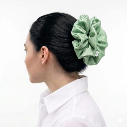 Satin hair klammer HERMINE_PALE_GREEN με arabesque lines pattern σε pale green απόχρωση. Χειροποίητο εκλεπτυσμένο καλοκαιρινό αξεσουάρ.