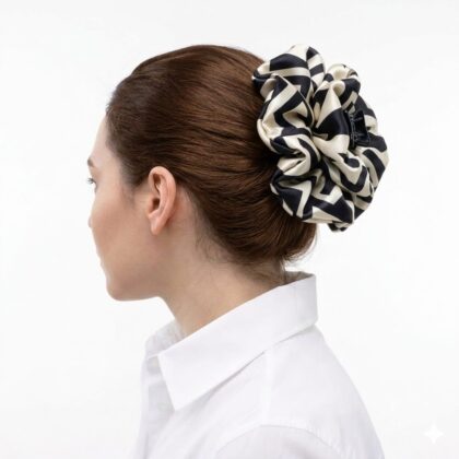 Satin hair klammer LIVIA BLACK–SAND με geometric lines pattern σε μαύρο και μπεζ της άμμου. Χειροποίητο minimal statement αξεσουάρ.