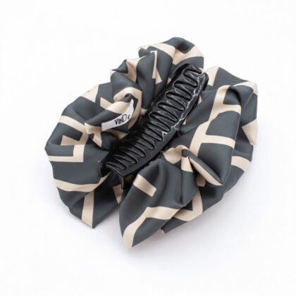 LIVIA GREY LATTE klammer μαλλιών με geometric lines pattern σε grey και latte αποχρώσεις. Minimal και κομψό hair claw clip με σταθερό κράτημα, ιδανικό για καθημερινά looks.