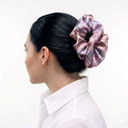 Satin hair klammer NEYTIRI με argyle damask pattern σε purple, lila και peach αποχρώσεις. Χειροποίητο εκλεπτυσμένο statement αξεσουάρ.