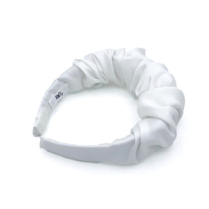 WHITE satin headband. Χειροποίητη μονόχρωμη λευκή στέκα μαλλιών σε σατέν ύφασμα.