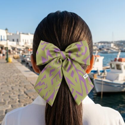 LIVIA LIME εμπριμέ φιόγκος μαλλιών από σατέν με geometric lines pattern σε lime αποχρώσεις. Διαθέτει μπαρέτα για εύκολη εφαρμογή και σταθερό κράτημα. Φωτεινό και μοντέρνο αξεσουάρ μαλλιών για καλοκαιρινά outfits.