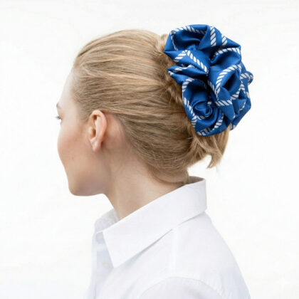 Satin hair klammer AEGEAN με rope print σε λευκό & μπλε αποχρώσεις. Χειροποίητο statement αξεσουάρ με ναυτική αισθητική.