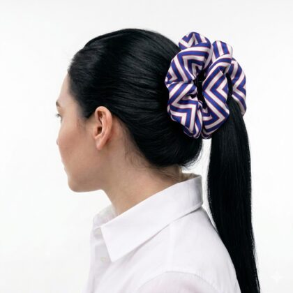 Satin hair klammer CORA_COBALT με maze pattern σε white και royal blue αποχρώσεις. Χειροποίητο γεωμετρικό statement αξεσουάρ.