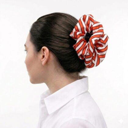 Satin hair klammer CORA_ORANGE με maze pattern σε orange και white αποχρώσεις. Χειροποίητο γεωμετρικό καλοκαιρινό statement αξεσουάρ.