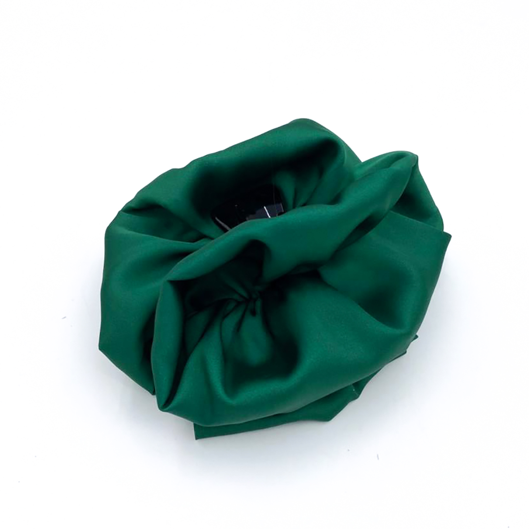Satin hair klammer GREEN με μονόχρωμο σατέν ύφασμα. Χειροποίητο κομψό πράσινο αξεσουάρ μαλλιών.