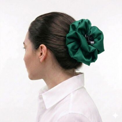 Satin hair klammer GREEN με μονόχρωμο σατέν ύφασμα. Χειροποίητο κομψό πράσινο αξεσουάρ μαλλιών.