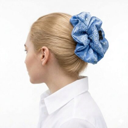 Satin hair klammer HERMINE_SKY_BLUE με arabesque lines pattern σε sky blue απόχρωση. Χειροποίητο εκλεπτυσμένο καλοκαιρινό αξεσουάρ.
