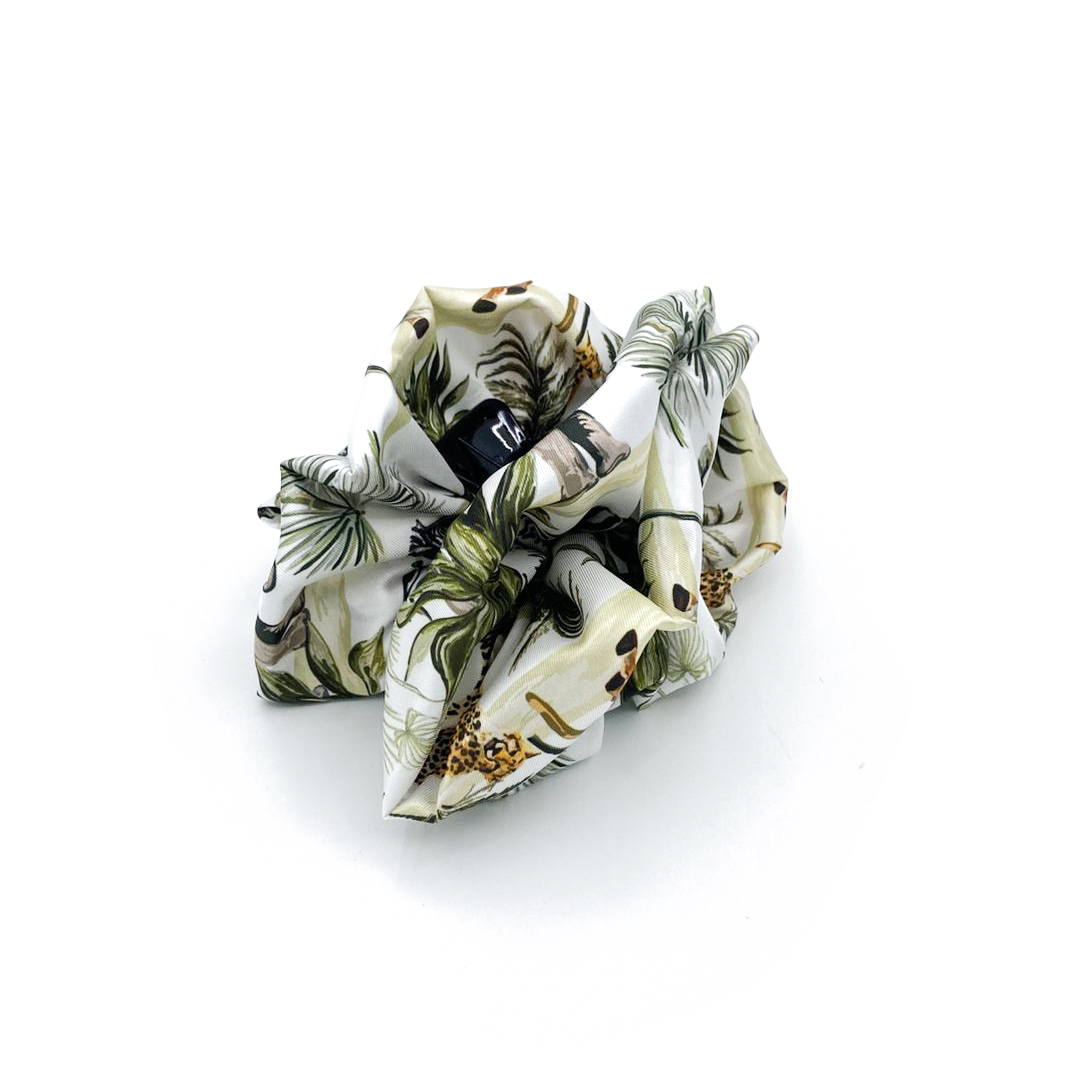 Satin hair klammer MEEKA με safari pattern (φοίνικες και wildlife motifs) σε γήινες αποχρώσεις. Χειροποίητο exotic statement αξεσουάρ.