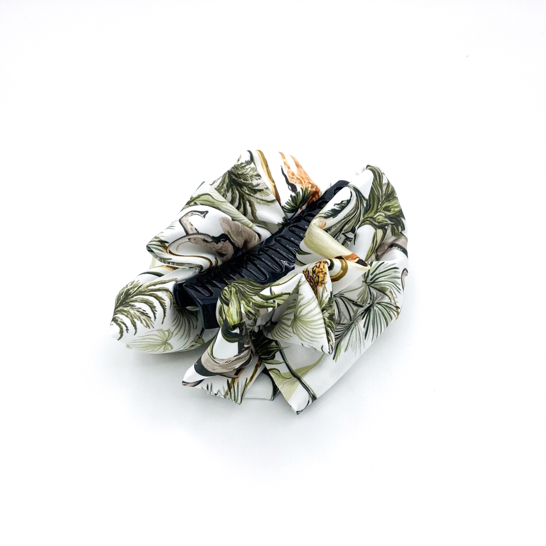 Satin hair klammer MEEKA με safari pattern (φοίνικες και wildlife motifs) σε γήινες αποχρώσεις. Χειροποίητο exotic statement αξεσουάρ.