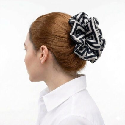 Satin hair klammer SAFFRON_BEIGE με Greek key pattern σε μαύρες και μπεζ αποχρώσεις. Χειροποίητο διαχρονικό μεσογειακό αξεσουάρ.