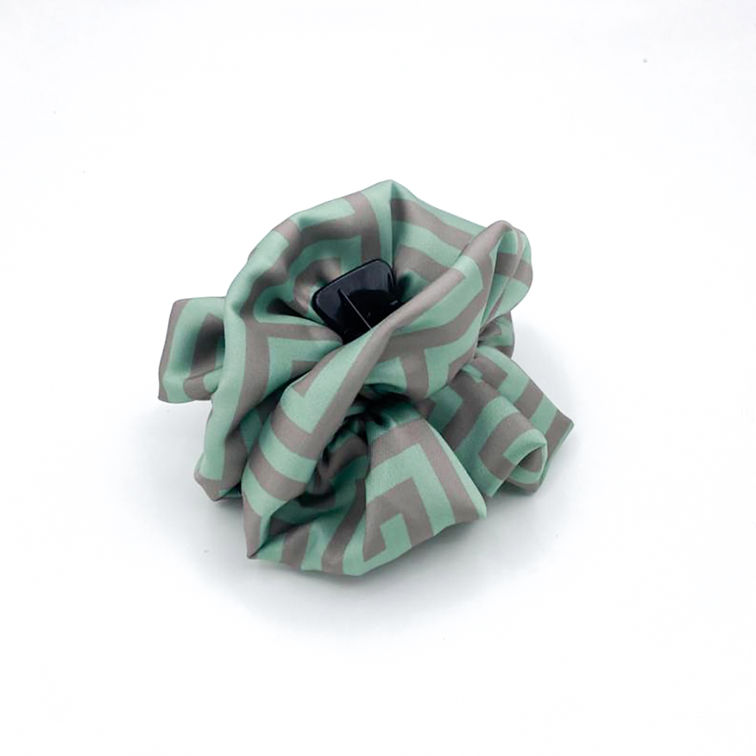 Satin hair klammer SAFFRON_PISTAGIO με Greek key pattern σε μαύρο και φυστικί αποχρώσεις. Χειροποίητο σύγχρονο μεσογειακό αξεσουάρ.